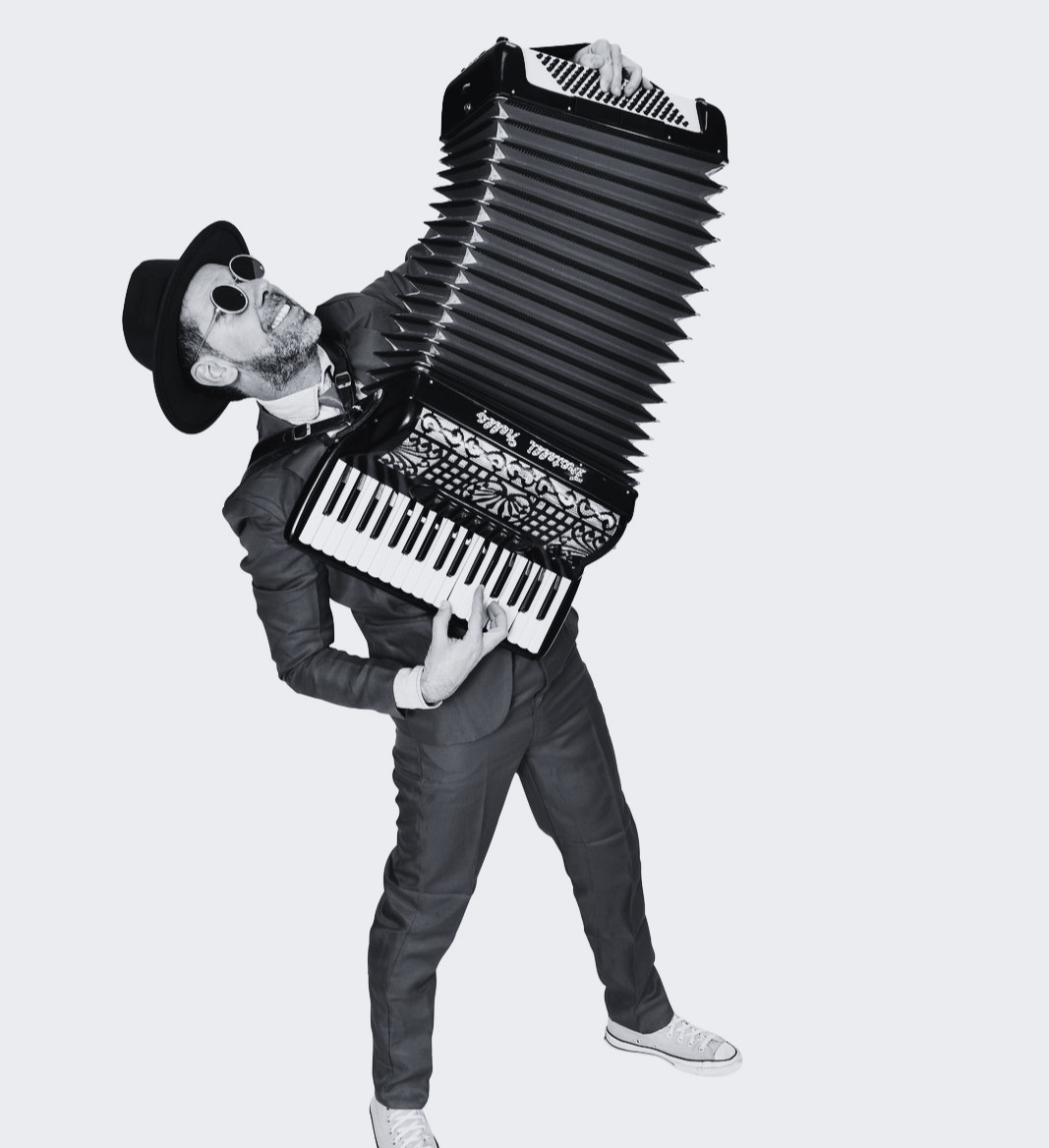 Pedro (Teclados, Acordeão e Voz) - Edited